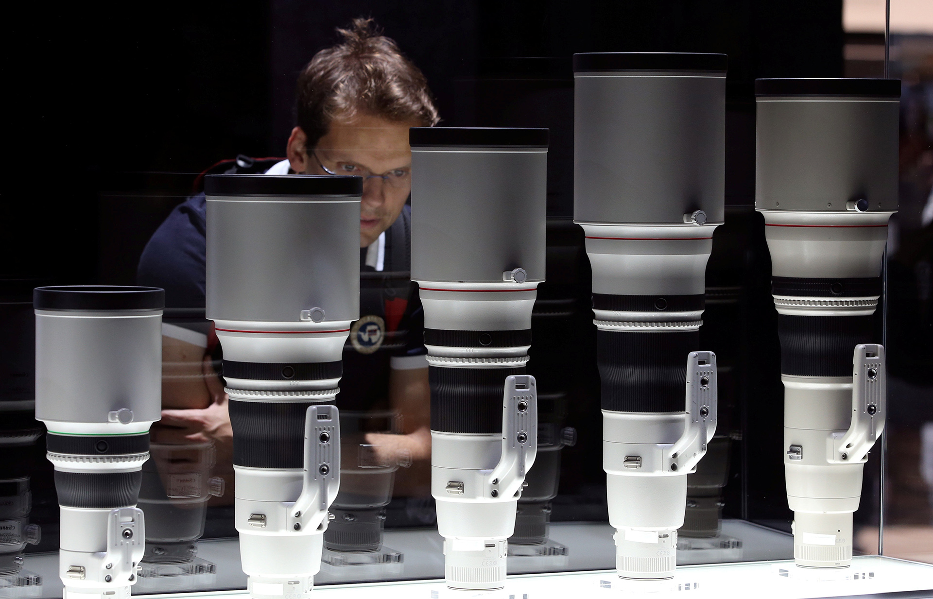 Un visitane observa las novedades en objetivos Canon, compañía que celebró, el pasado 26 de agosto, la producción de 120 millones de lentes intercambiables (Reuters)