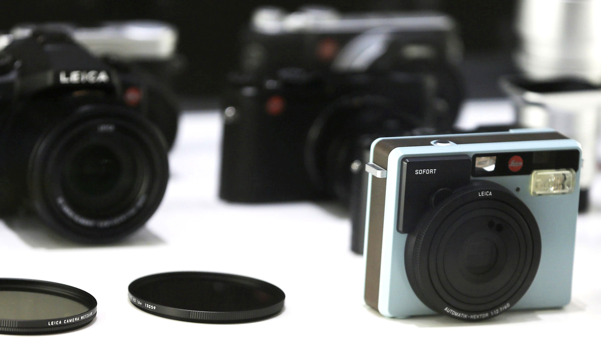 La nueva cámara instantánea Leica Sofort en uno de los stands de la feria Photokina (EFE)