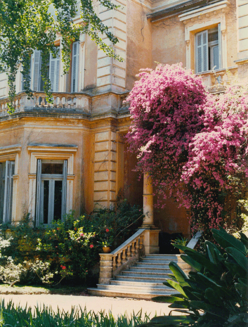 La casa combina elementos arquitectónicos italianos, ingleses, holandeses, y sigue los lineamientos de la arquitectura francesa