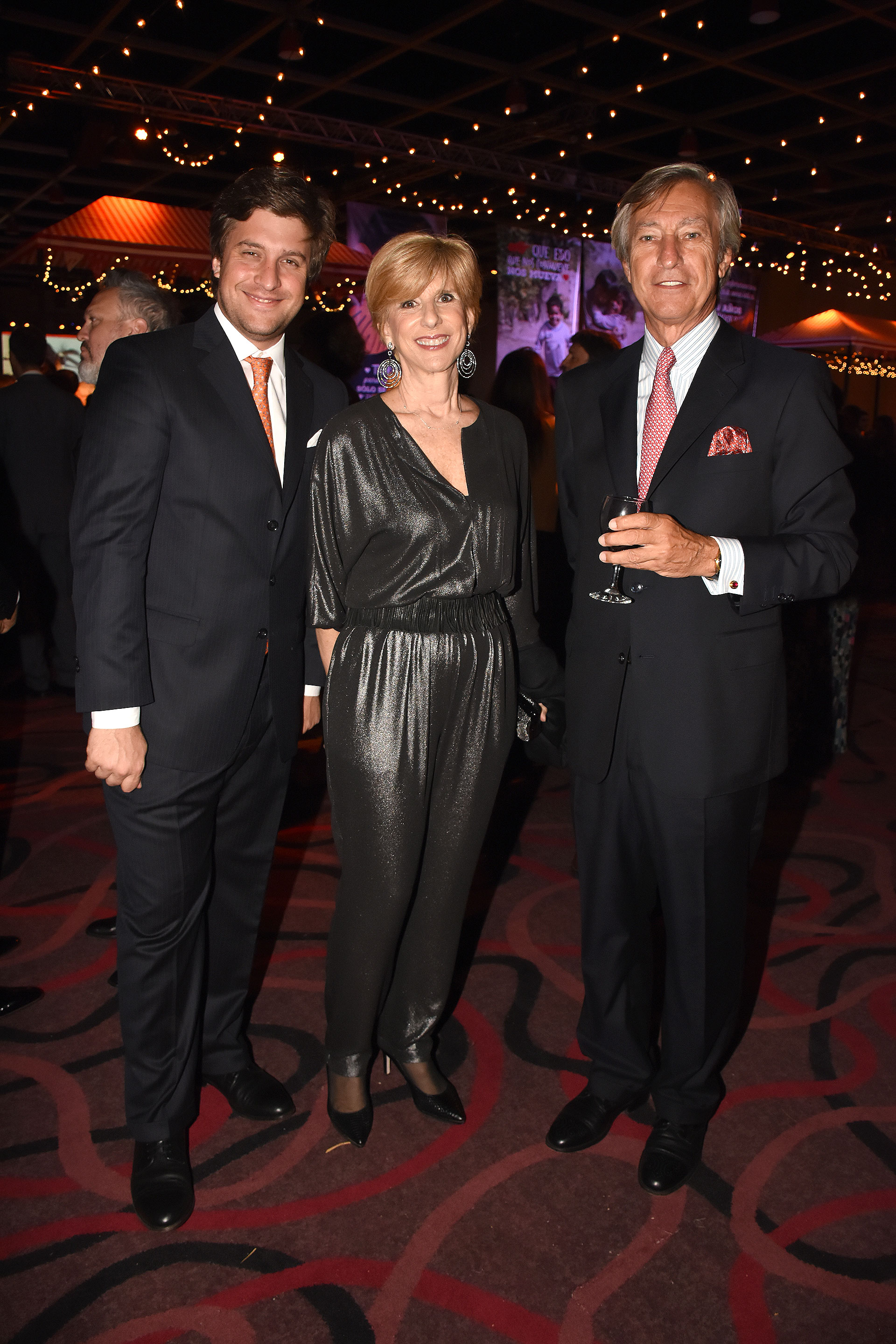 Los empresarios Georgie y Germán Neuss junto a Any Mestre, presidente de COAS
