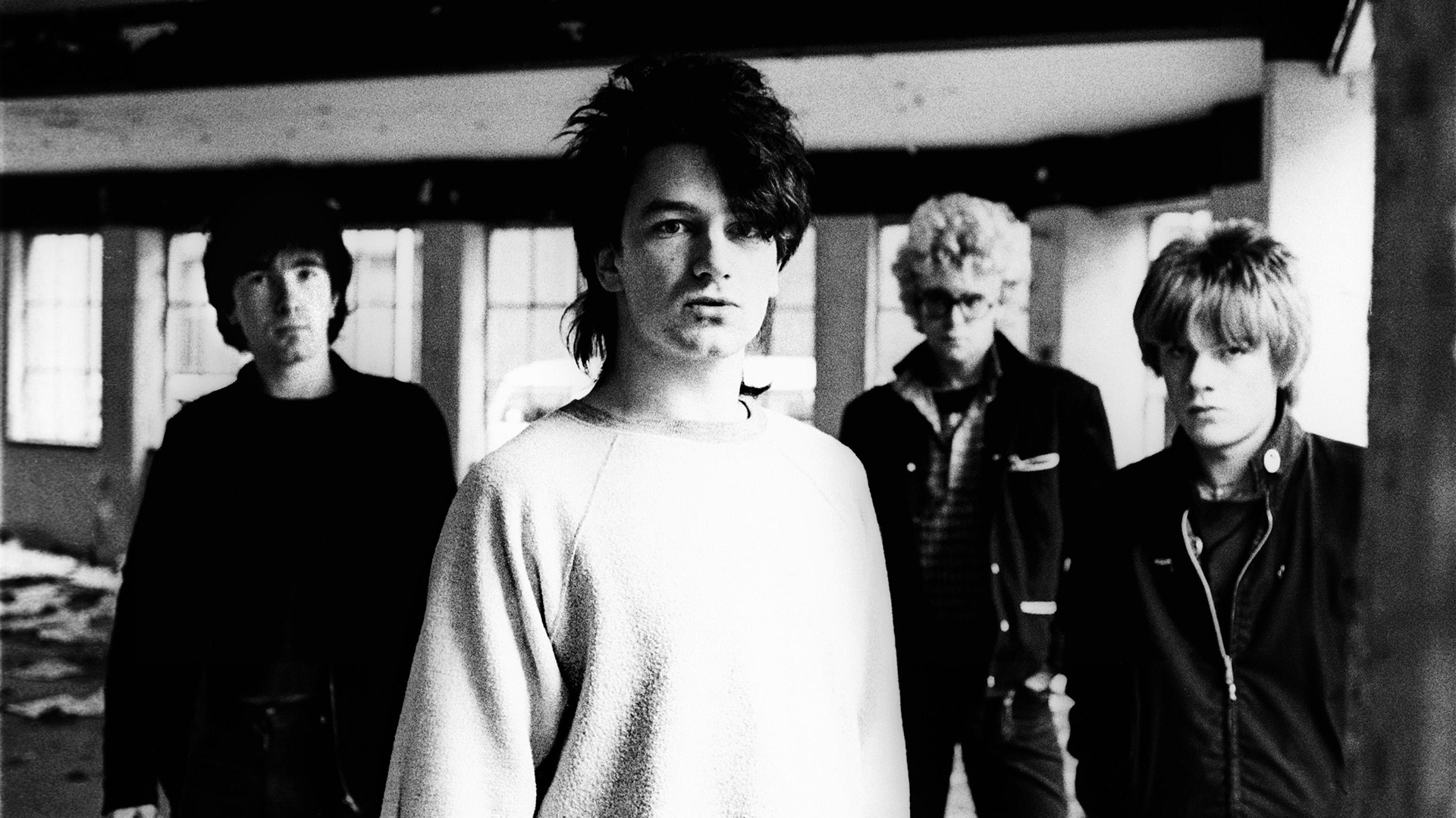 U2 está liderada por Paul Hewson (1960), más conocido como “Bono”, David Evans (1961) o “The Edge”, Adam Clayton (1960) y Larry Mullen Jr. (1961)