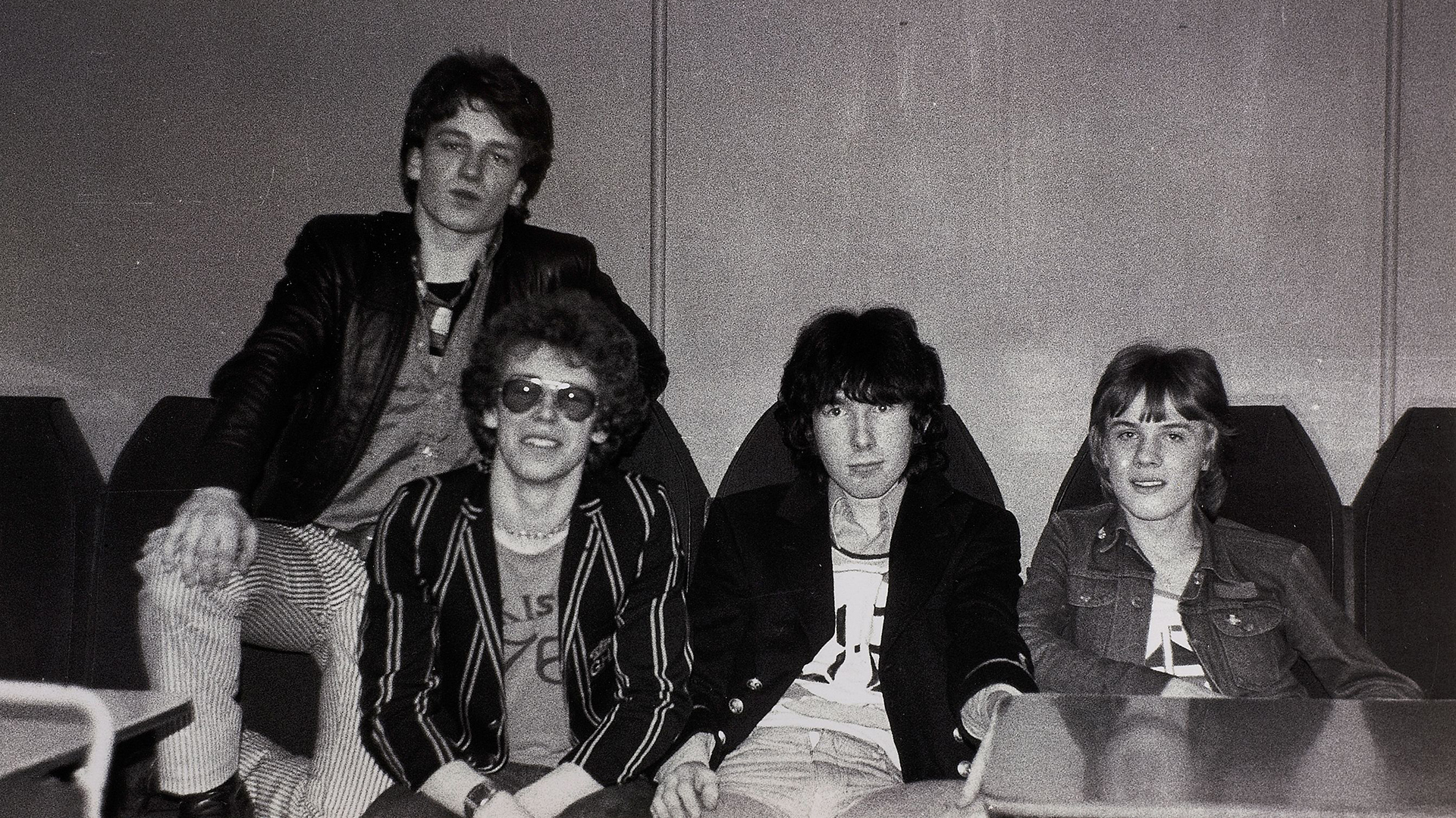 Los cuatro miembros de U2 se conocieron en su escuela de Dublin, donde formaron un grupo llamado Feedback, que comenzó haciendo versiones de los Beach Boys y de los Rolling Stones
