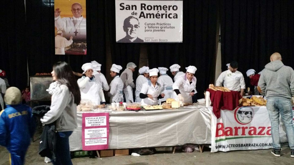 Cursos de gastronomía en la Escuela de Artes y Oficios San Romero de América (José León Suárez)