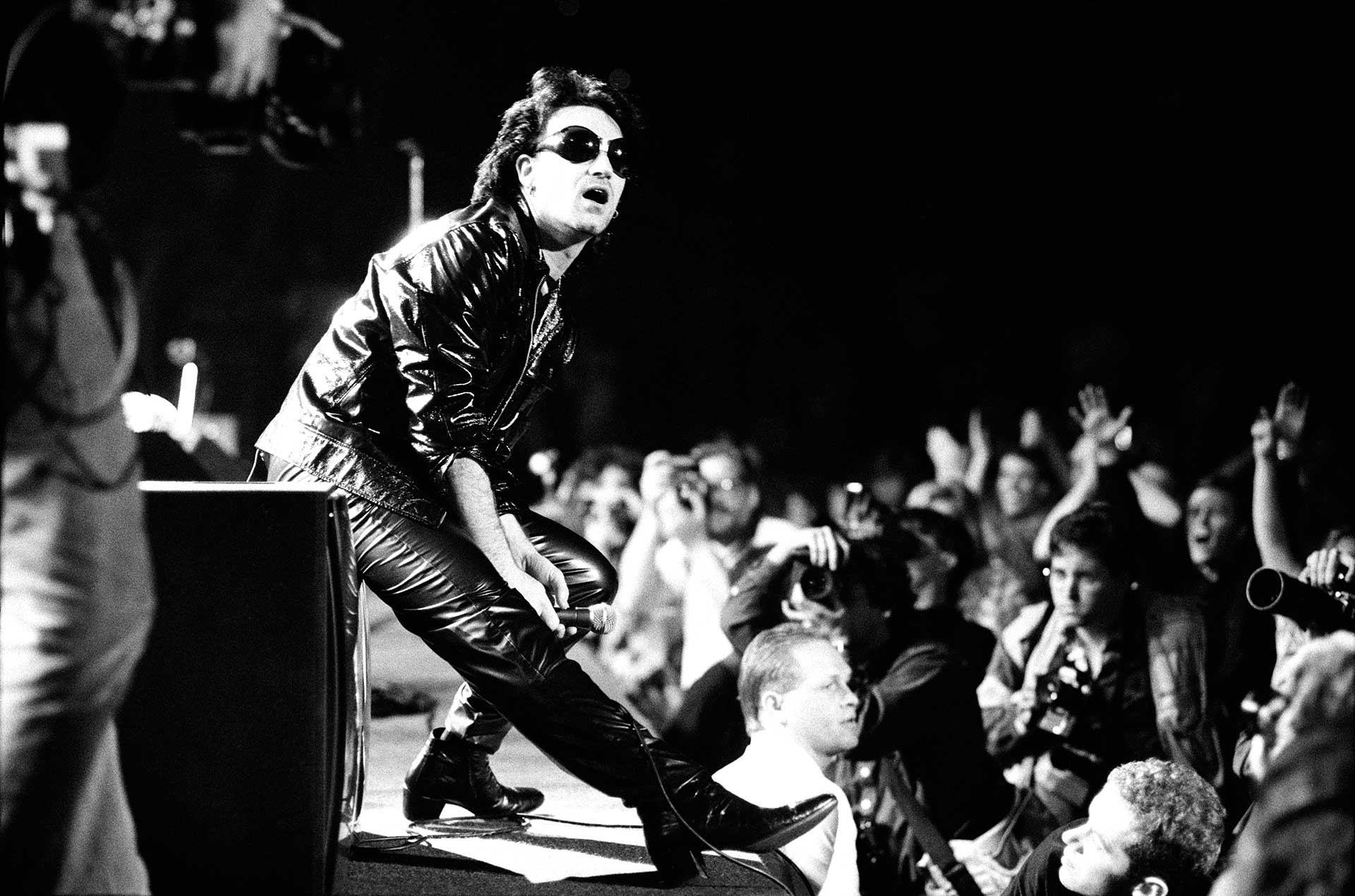 U2 durante un show en el Coliseo de Charlotte, Carolina del Norte, EE.UU. en su gira Zoo TV de 1992