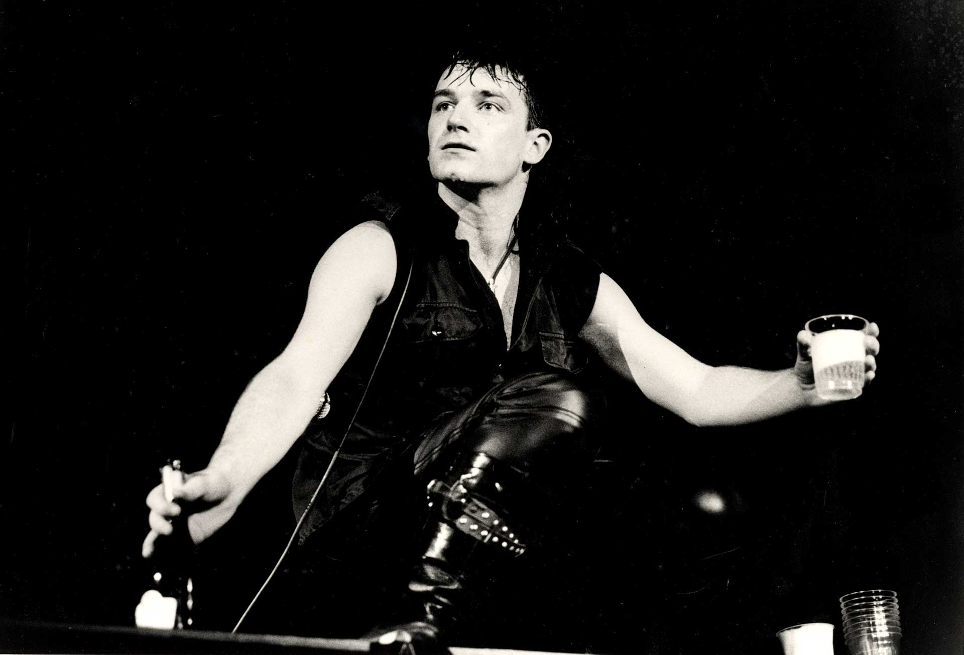 El Zoo TV Tour fue una gira de conciertos por todo el mundo, tras su álbum Achtung Baby (1991). La gira visitó arenas y estadios entre 1992-1993.