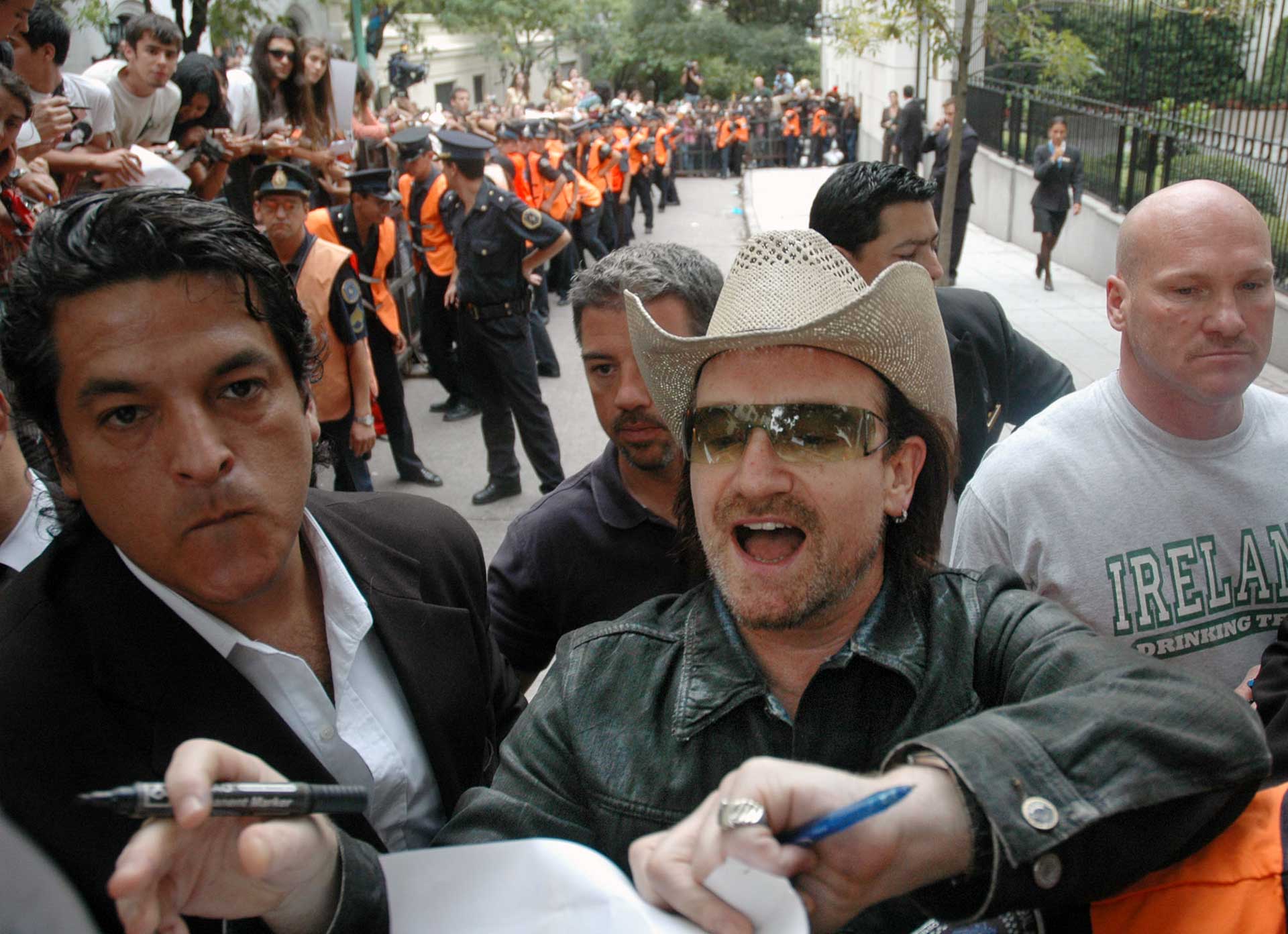 El cantante del grupo irlandés U2, Bono, saluda a cientos de fanáticos que aguardan para verlo antes del show en Buenos Aires, 2006