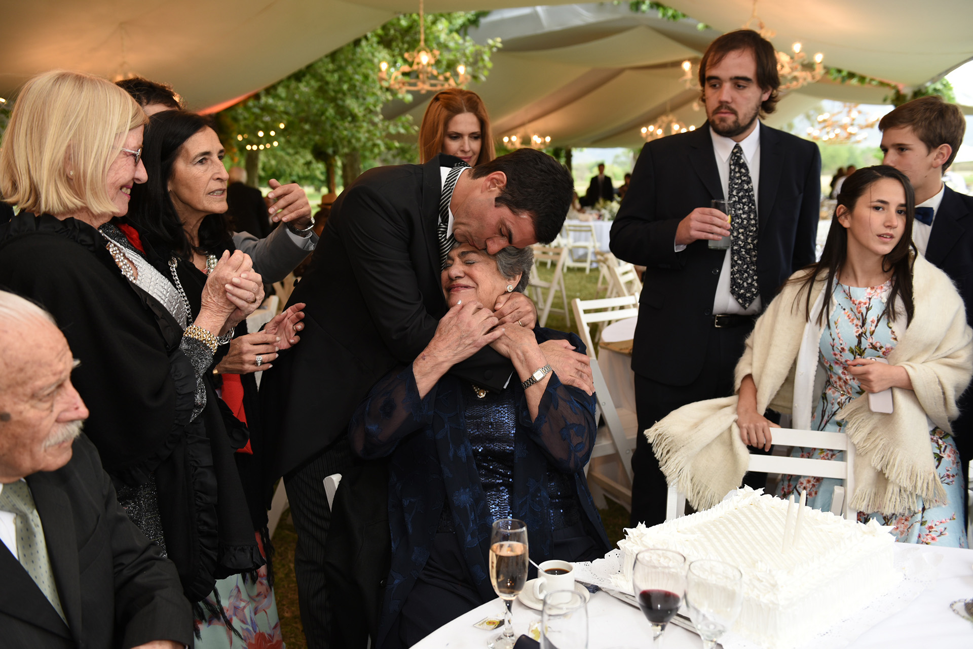 Urtubey abraza a su madre, quien cumplió años