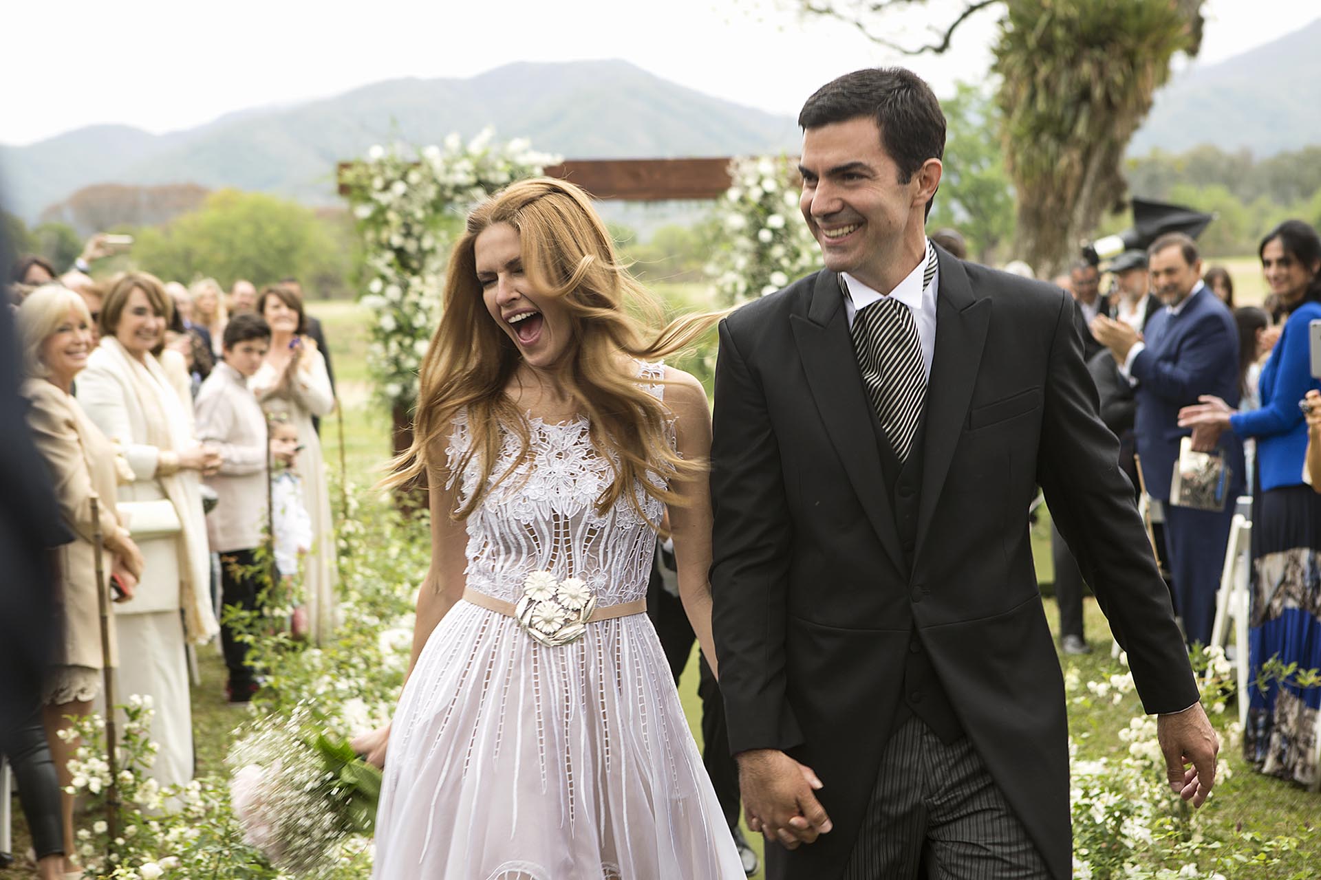 El festejo de la novia tras dar el sí.