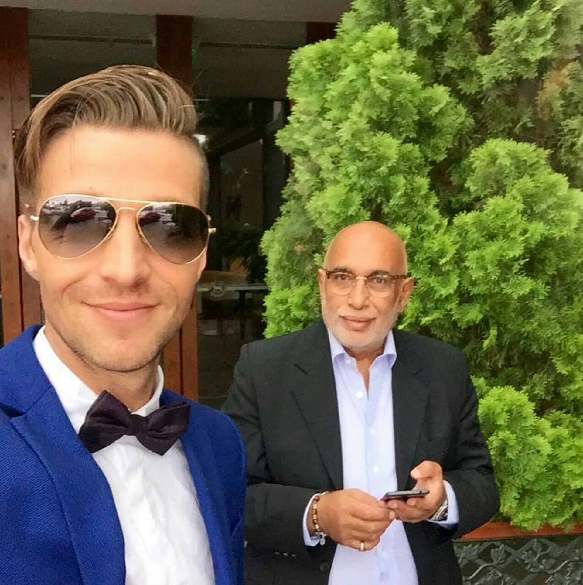 Tato y Oscar González Oro posando para una selfie