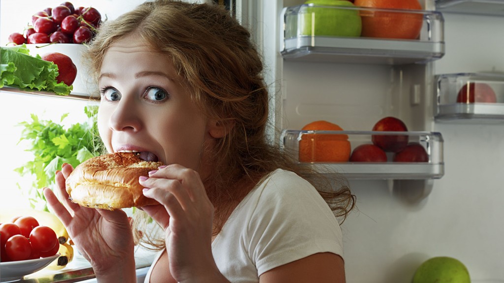 Los atracones conllevan a comer cualquier tipo de alimentos con tal de saciar el hambre (iStock)