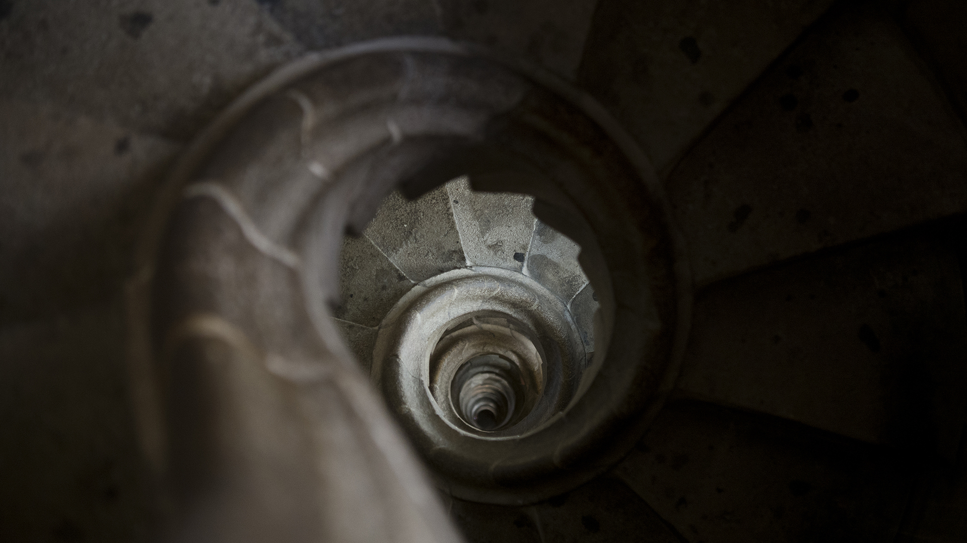 Detalle de la escalera caracol de la torre campanario (lado occidental)