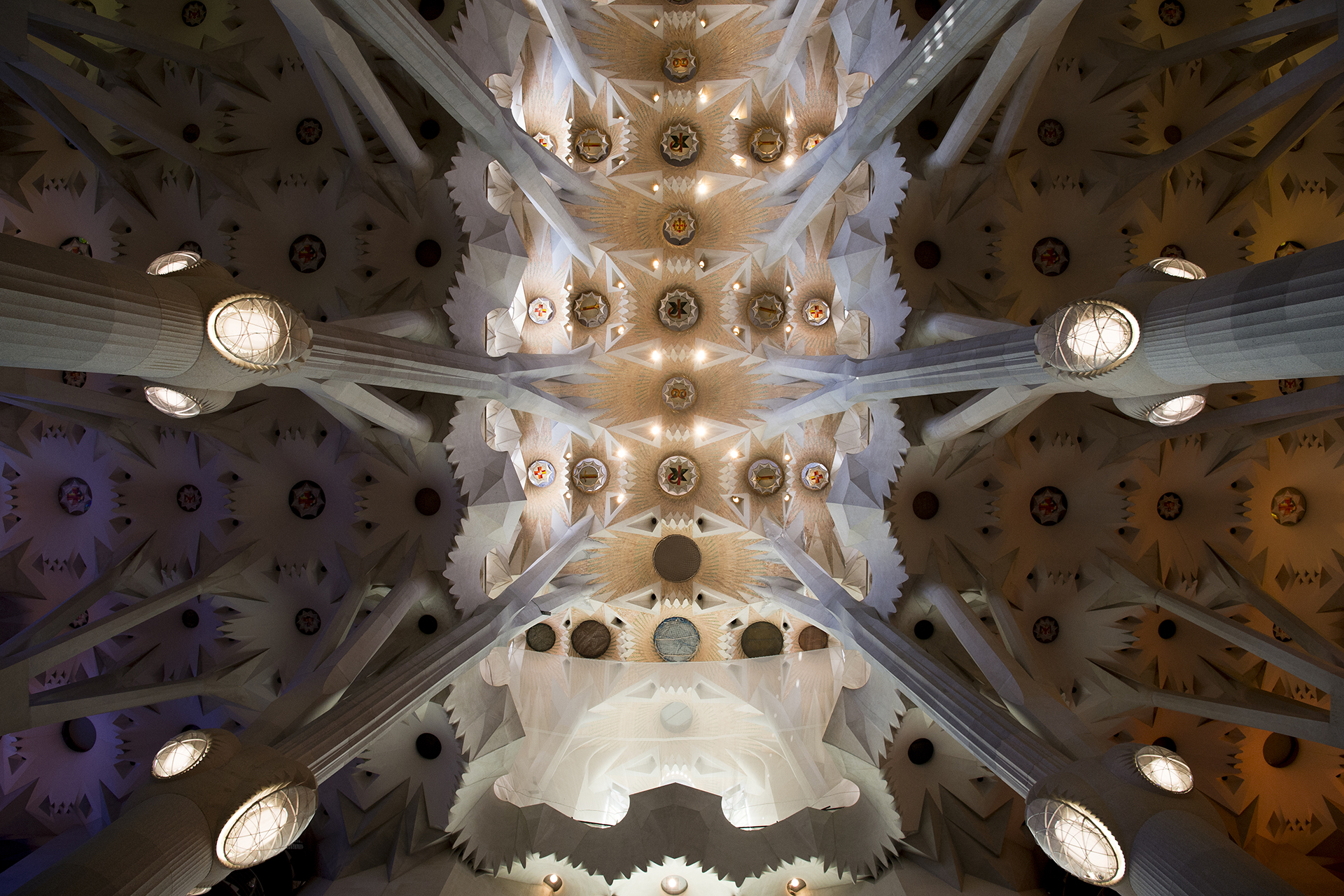 Detalle del techo de la basílica “Sagrada Familia” (Sagrada Familia), diseñado por Antoni Gaudí