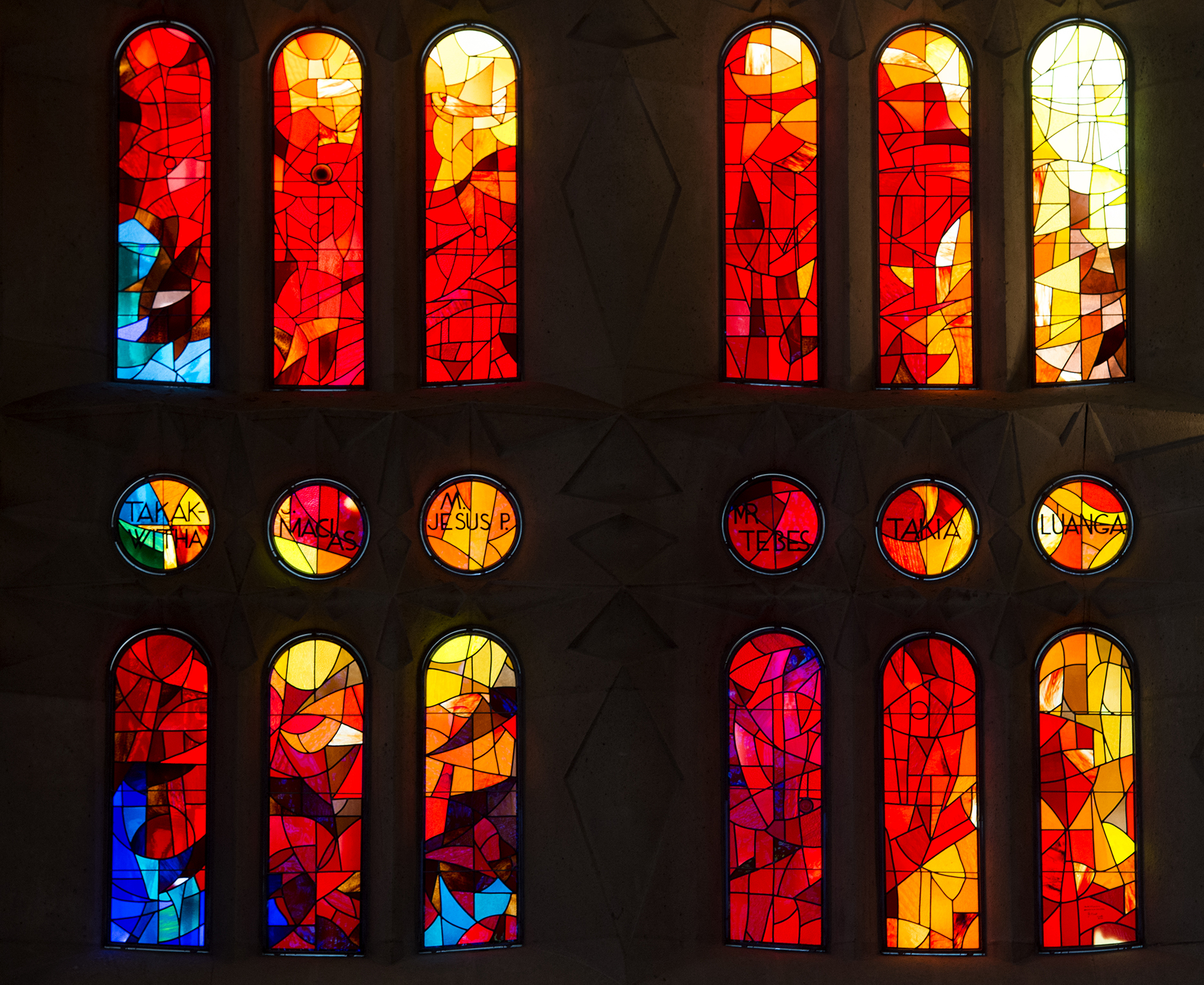 Cristalería del interior de la nave principal de la basílica
