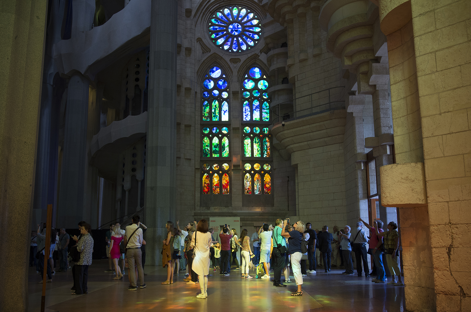 Visitantes recorren la nave central de la Basílica