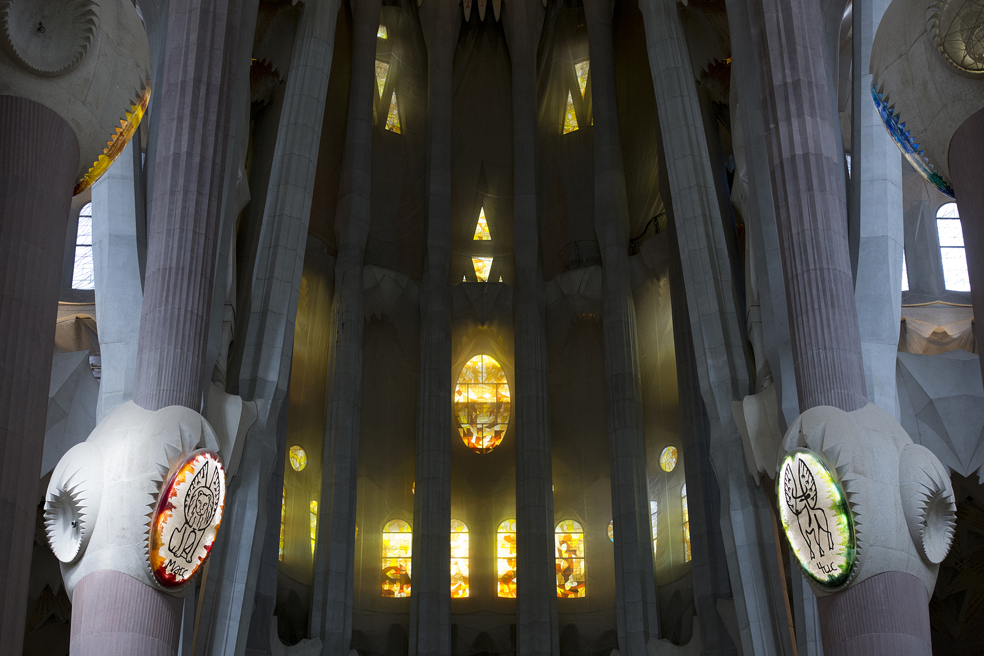 Detalle del interior de la nave principal, donde las columnas representan árboles con sus ramas