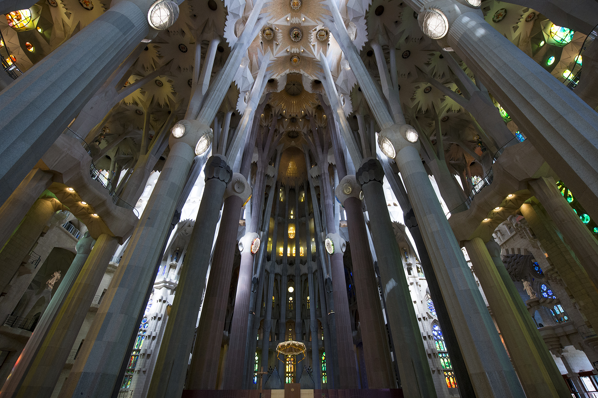 Gaudí trabajó en la basílica más de 40 años y, tras su muerte, en 1926, el proyecto siguió adelante según los planos y dibujos originales