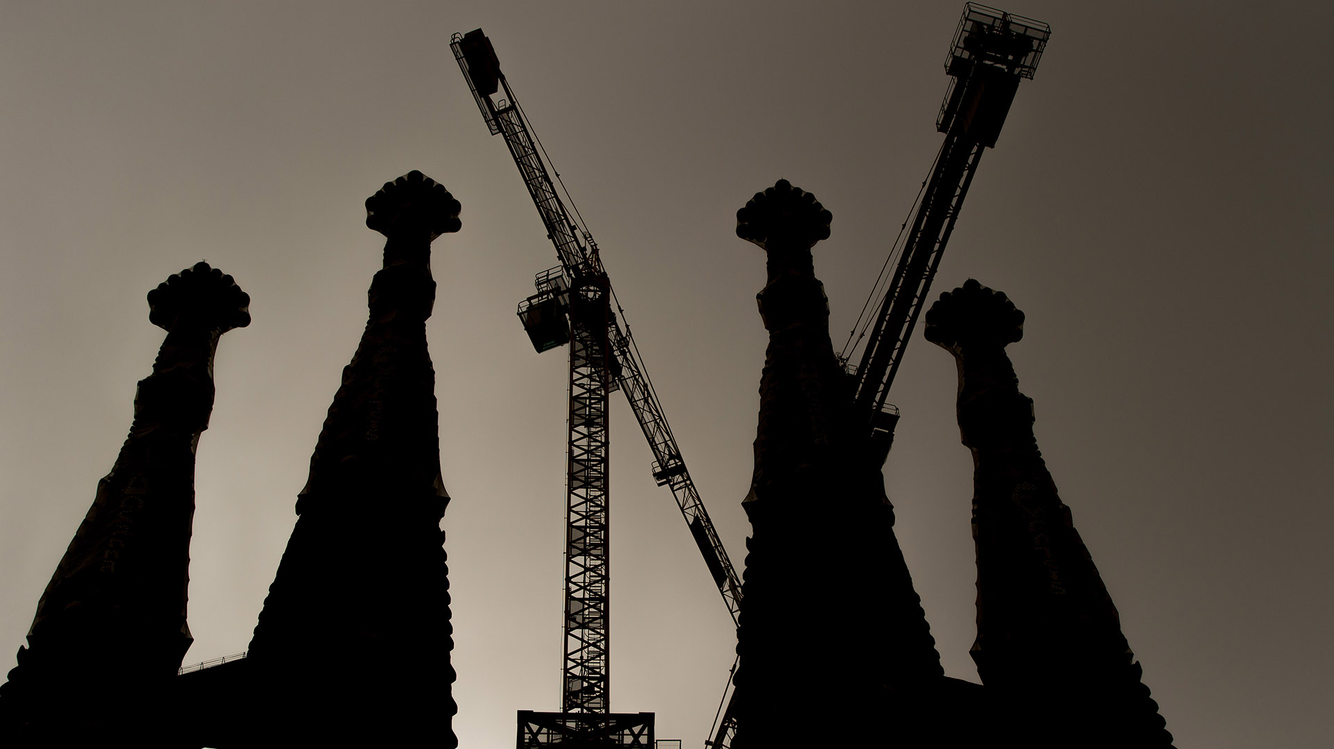Las torres o campanarios tienen una atura de 112 metros las dos centrales y de 107 metros las exteriores. Absolutamente accesibles por medio de escaleras, son los elementos principales y más característicos de la fachada