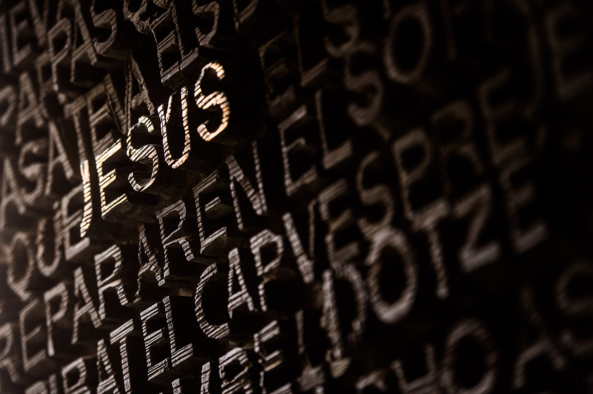 El nombre de Jesús se lee en la entrada de la fachada de las Pasiones