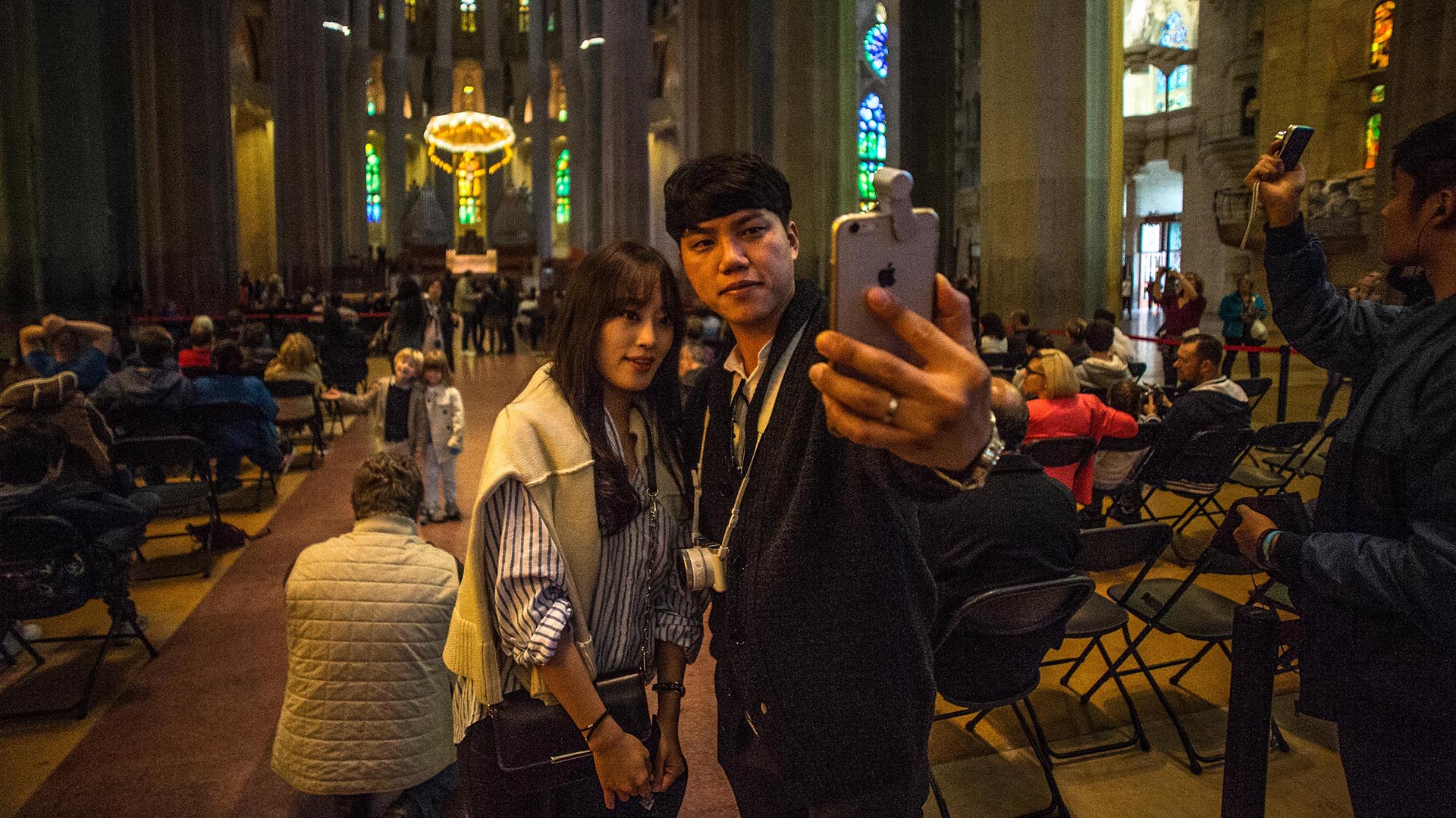 Con el altar mayor como escenario, los visitantes se toman una selfie