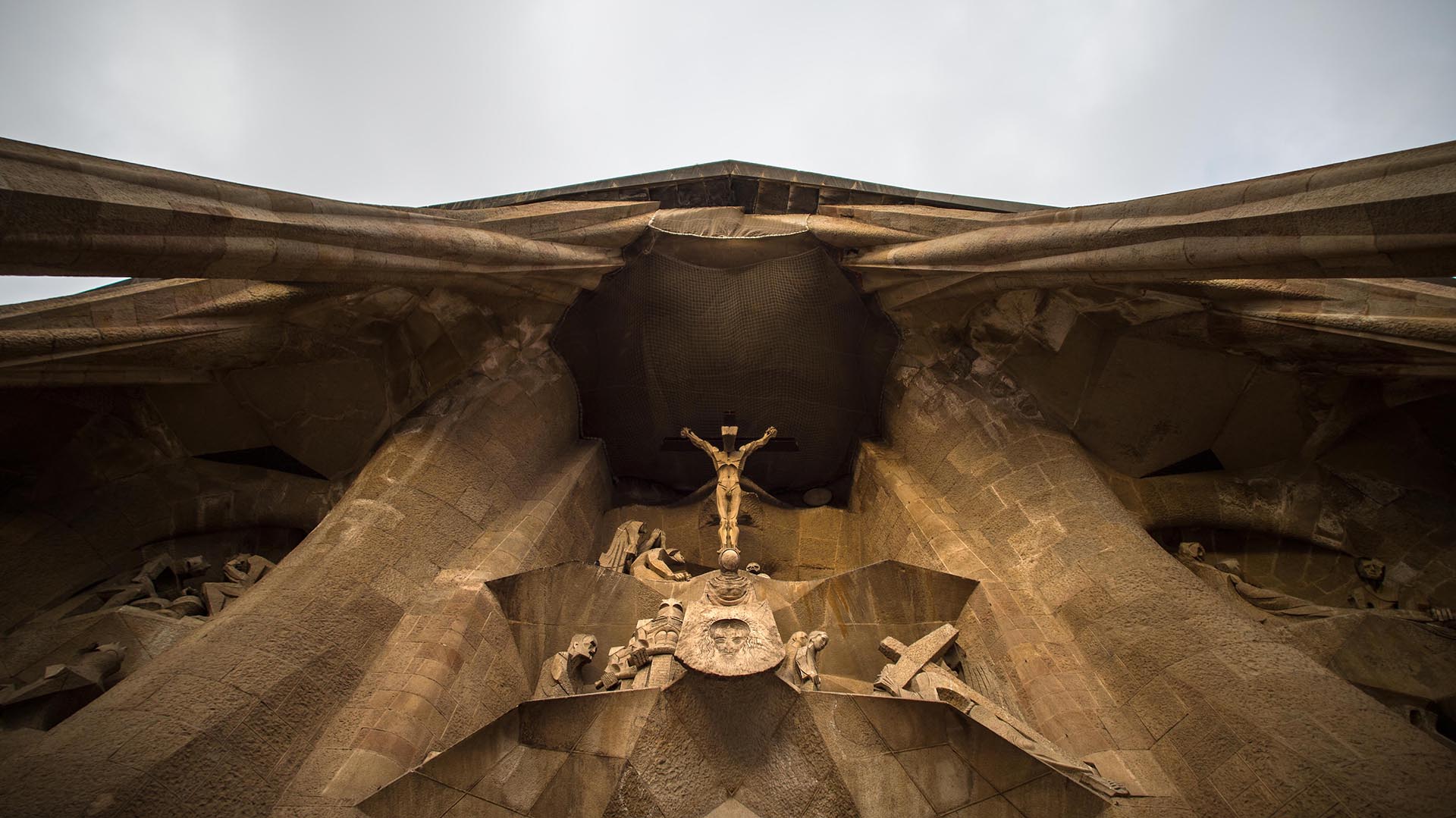 Imponente: la fachada Pasión se erige sobre los visitantes de la Sagrada Familia (Getty)