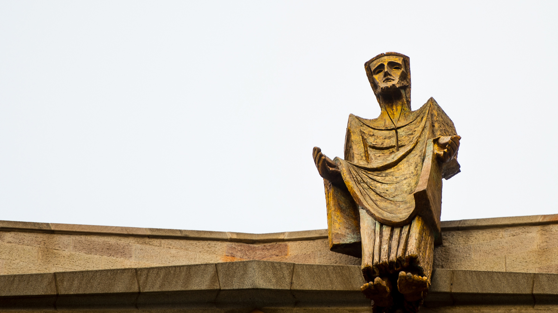 Entre las dos torres centrales y a una altura de 60 metros, hay un puente que las une. Gaudí tuvo la idea de situar una imagen de Jesús ascendiendo al cielo triunfante en contraste con el dramatismo del conjunto de las torres