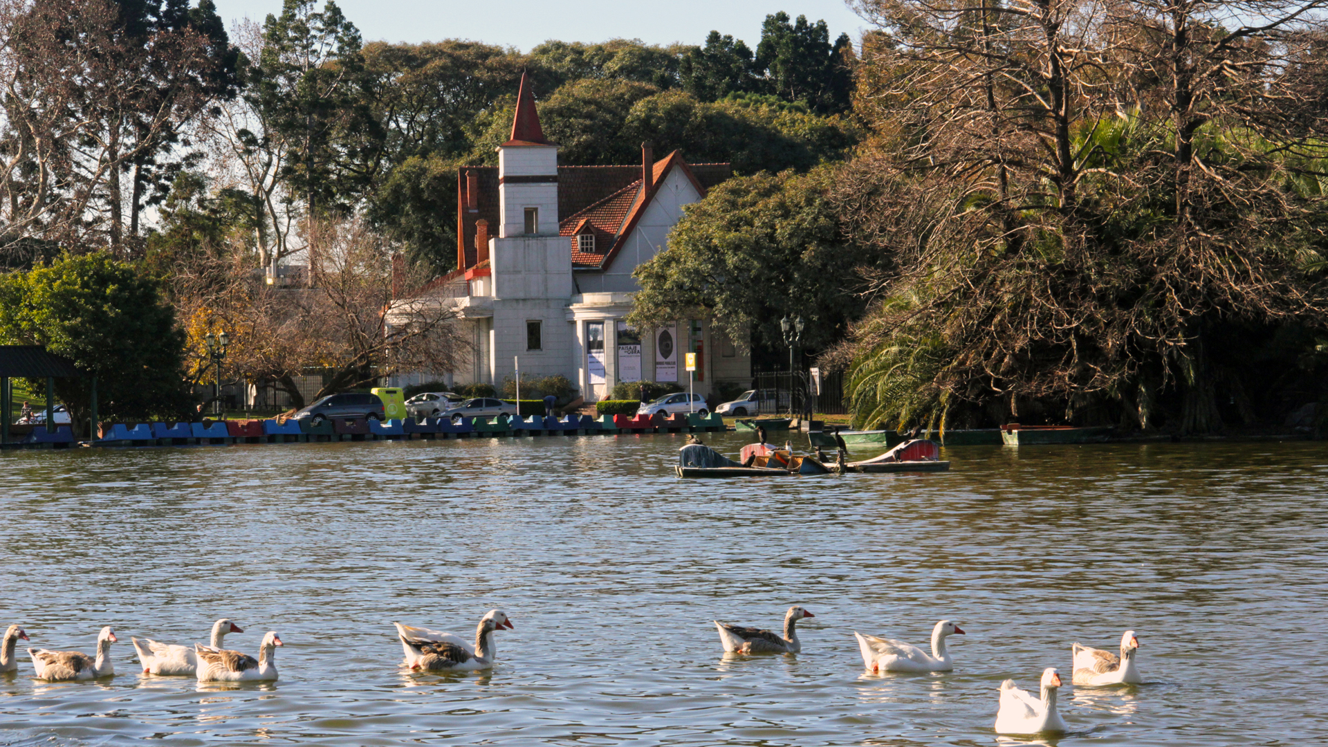 Escondido detrás de los lagos del Rosedal de Palermo está el Museo Sívori