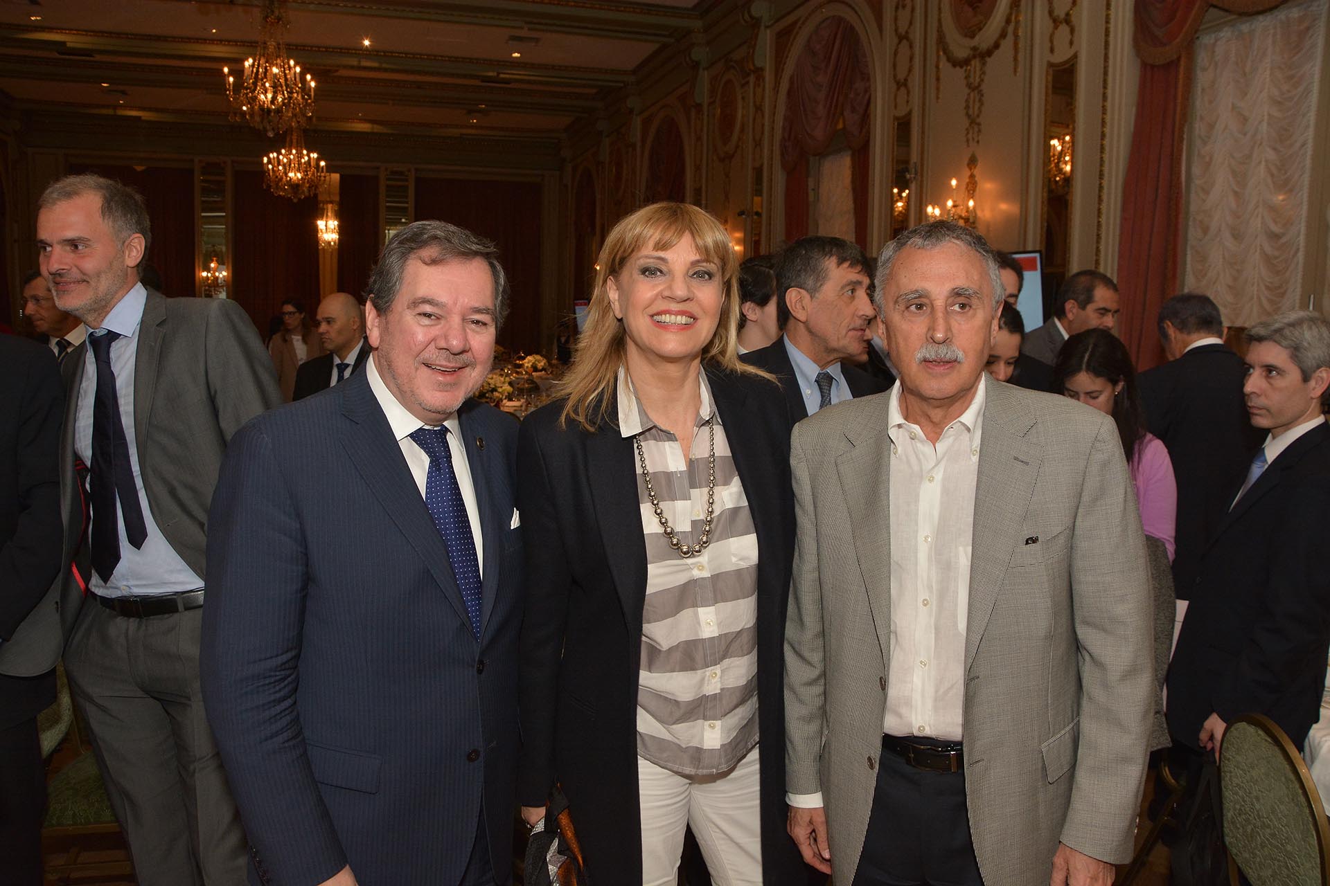 Mario Montoto, la conductora Teté Coustarot, y el presidente de la Fundación del Sanatorio Güemes, Mario Lugones.