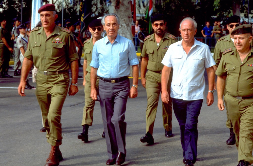 Shimon Peres camina junto con el ministro de Defensa Yitzhak Rabin en 1985 (
