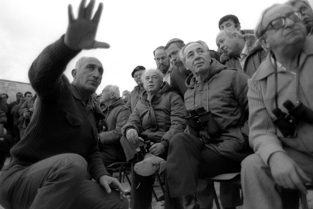 El vice presidente Yitzhak Navon, el Primer Ministro Shimon Peres, el Ministro de Defensa Yitzhak Rabin escuchan al jede de gabinete del Ejercito Moshe Levy en 1985