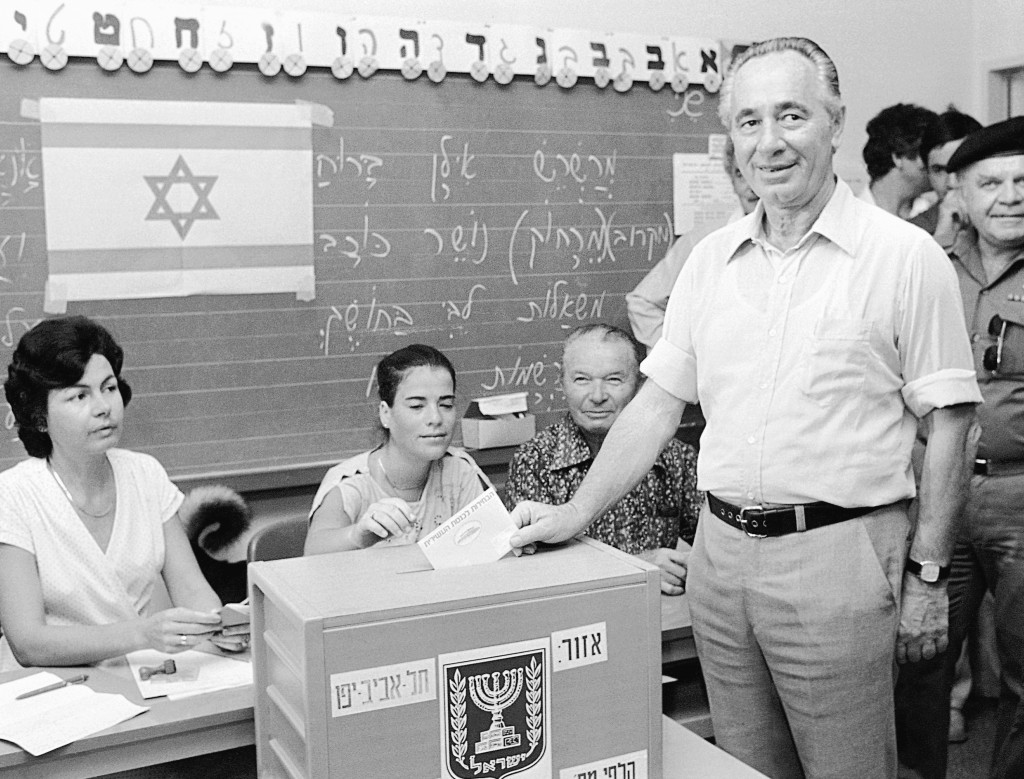 El entonces líder del Partido Laburista israelí, Shimon Peres, votando las elecciones generales de 1981 (AP)