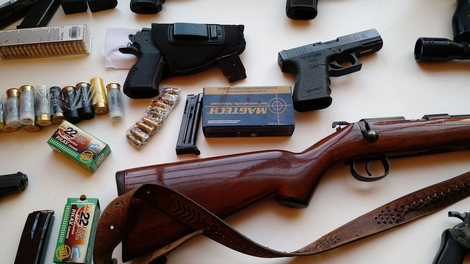 Armas incautadas a la mafia china en septiembre de 2016.