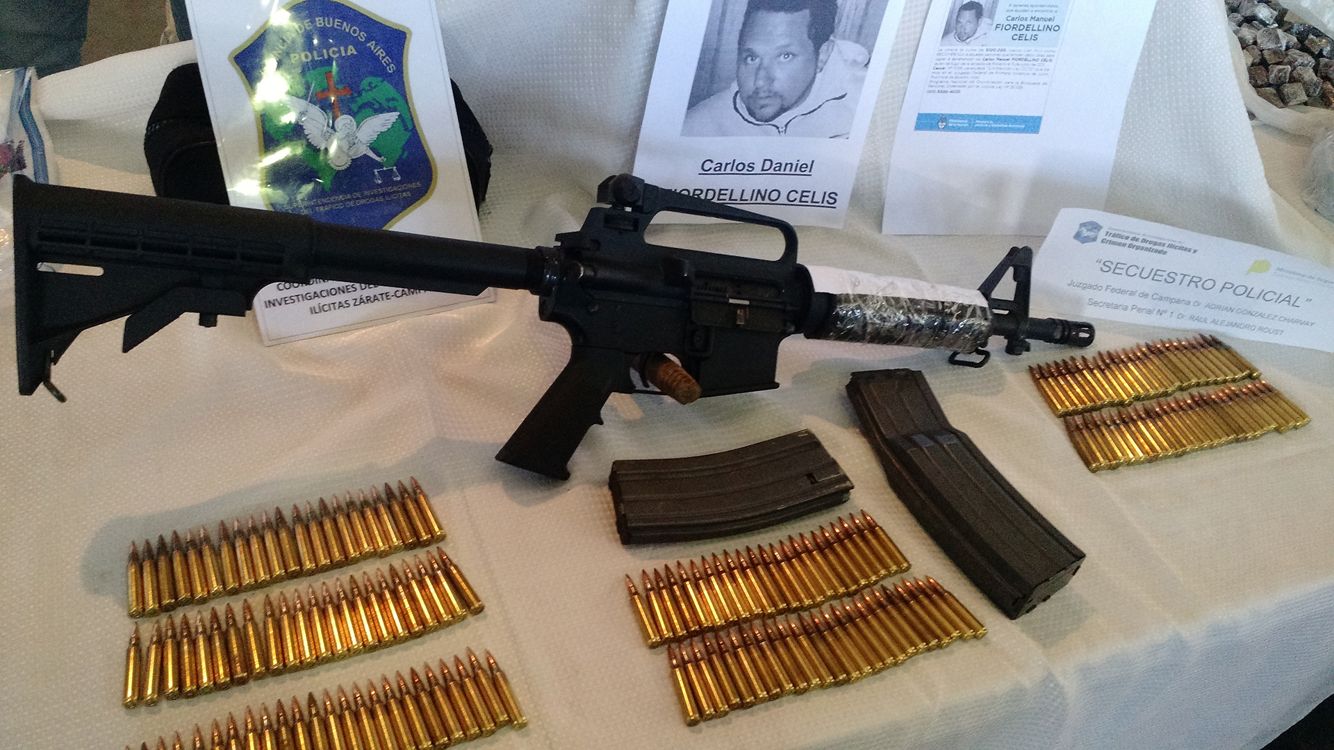 Bersa con silenciador y ametralladora M-16 incautadas a Carlos Fiordelino, uno de los prófugos más buscados del país.