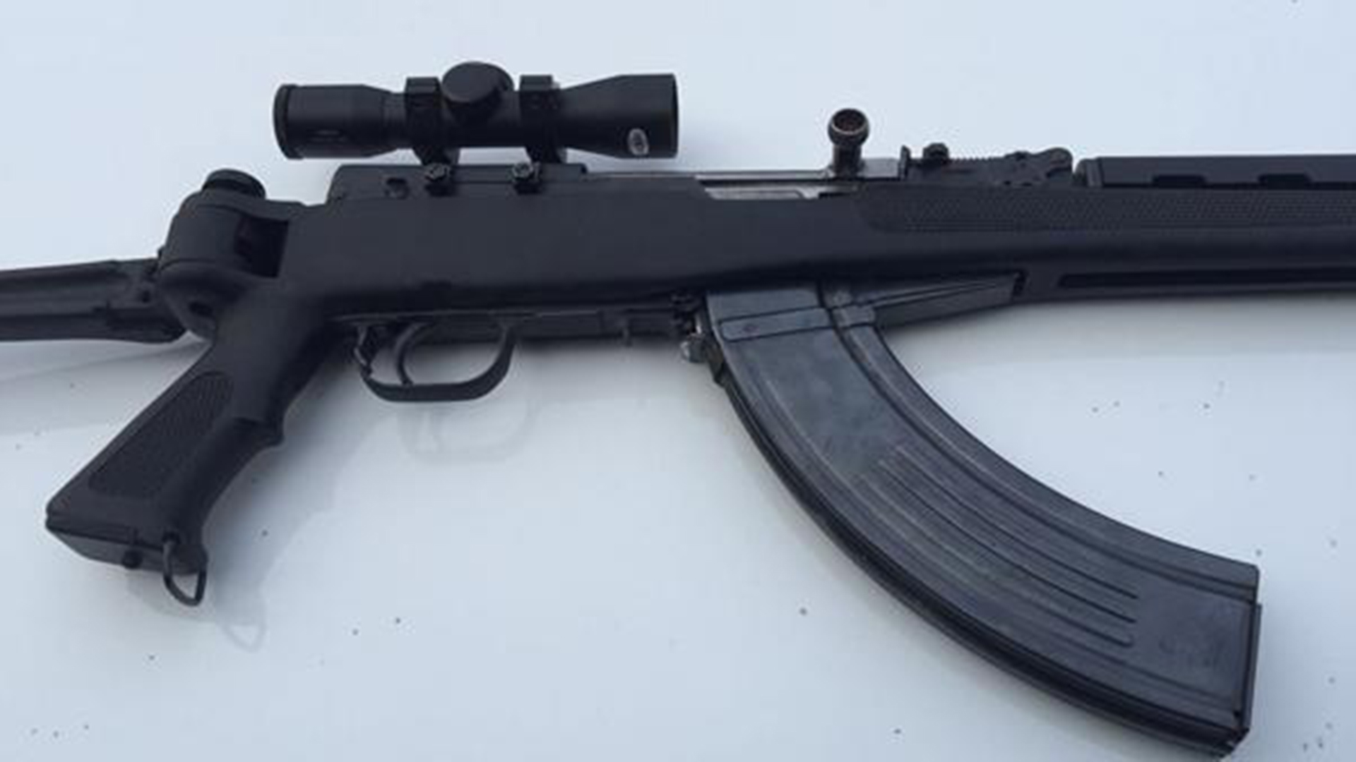 Fusiles Heckler y SKS incautados al presunto narco “El Mocosón” en La Matanza.