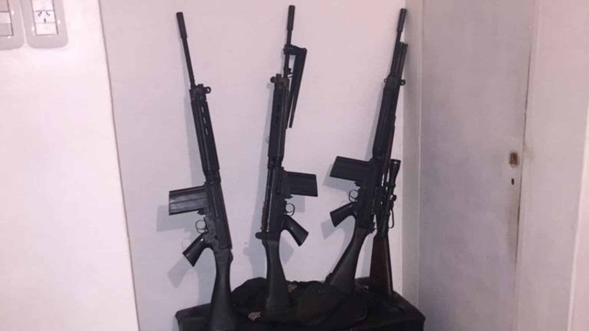 Los tres fusiles FAL de la “banda de la pitón” de Almirante Brown.