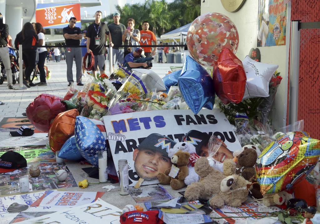 Objetos depositados en un memorial improvisado para José Fernández (AP)