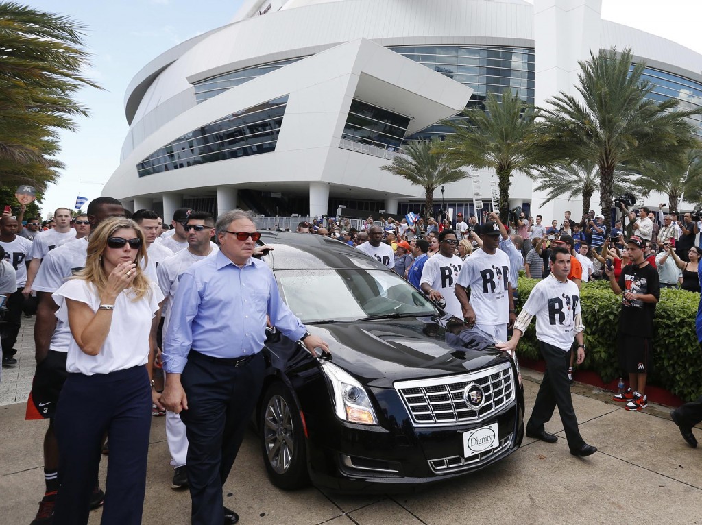 El dueño de los Miami Marlins Jeffrey Loria, a la izquierda, y el presidente del equipo David Samson, a la derecha (AP)