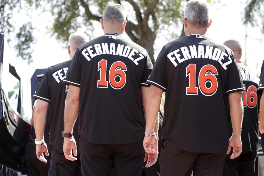Los cargadores del féretro vestidos con el número 16 de Fernández (AP)
