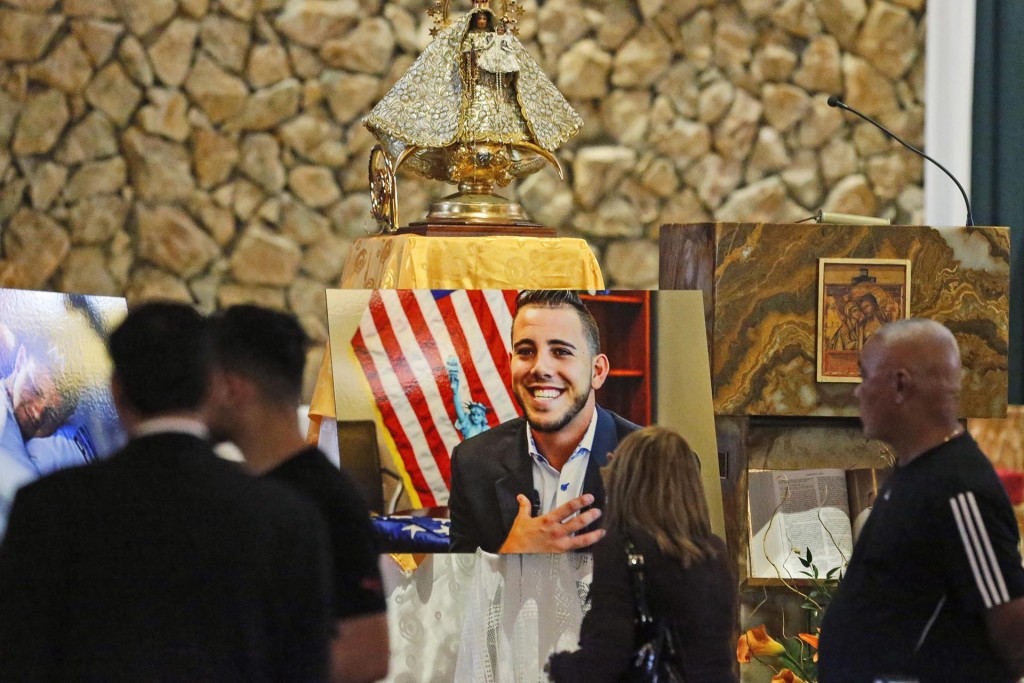 La imagen de José Fernández debajo de la virgen María en la iglesia de San Brendan (AP)