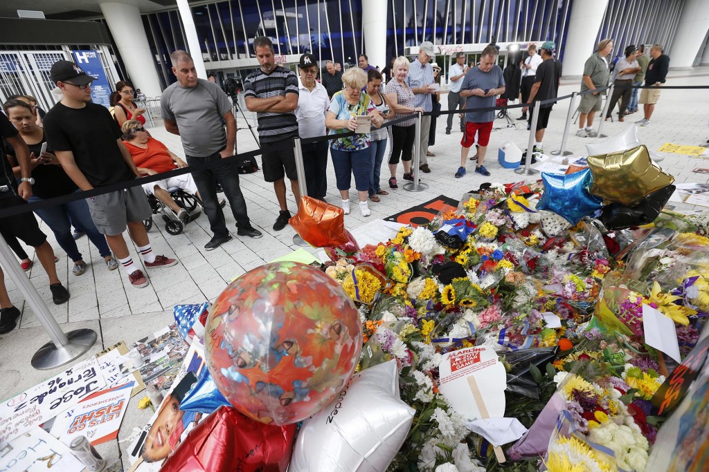 Los fanáticos se juntan alrededor de un espacio dedicado a la memoria del pitcher de los Miami Marlins José Fernández (AP)