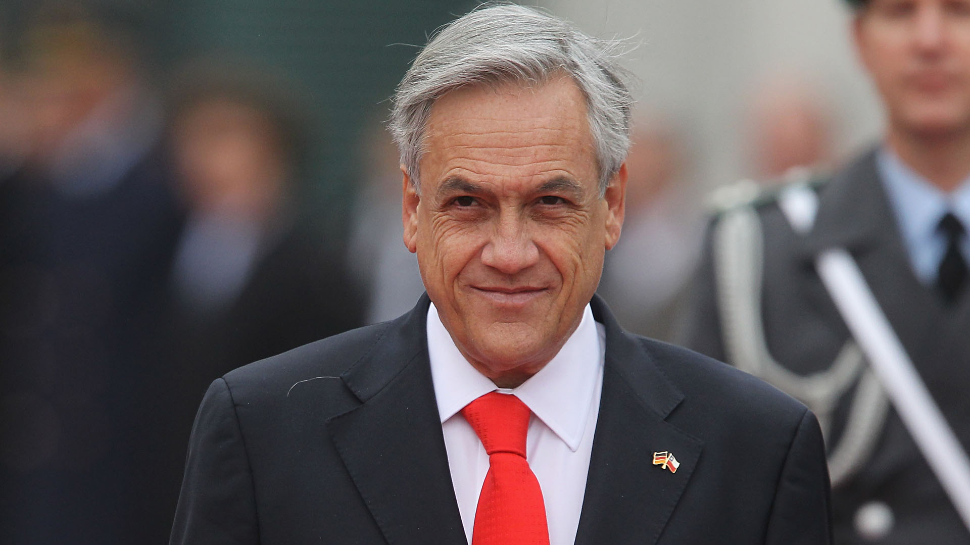 El ex presidente Sebastián Piñera lidera las encuestas de cara a las elecciones de este año, con una plataforma muy distinta a la de Bachelet (Getty Images)
