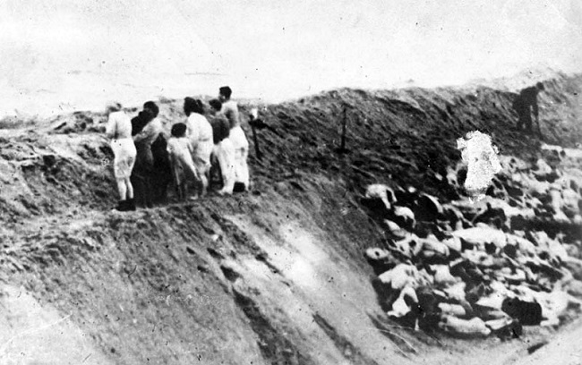 Los judíos de Kiev fueron obligados a desnudarse en lo más alto del barranco. Después serían ejecutados y sus cuerpos rodarían hasta el final, componiendo una de las fosas comunes más grandes de la historia