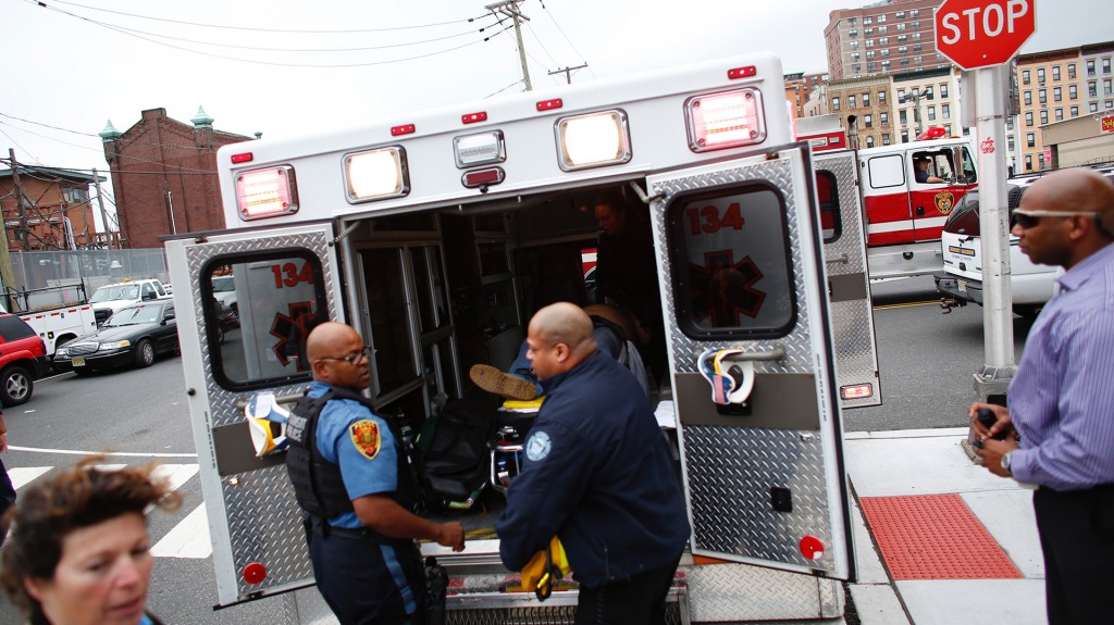 Uno de los heridos es introducido en una ambulancia (AFP)