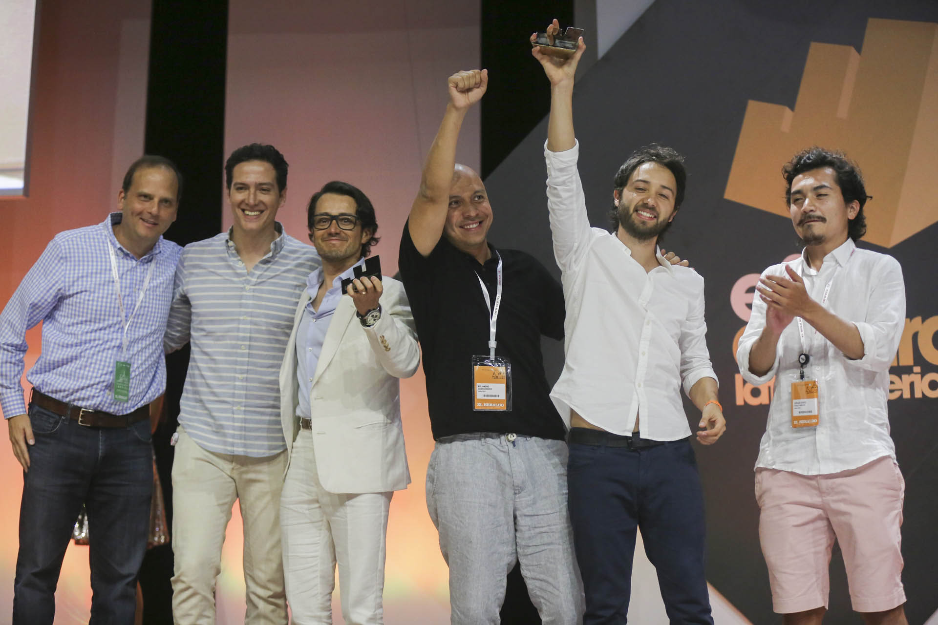 Los ganadores del Effie de Oro en la Categoría Gobierno: Colombia Respira Paz, de Sancho BBDO/OMD para Organización de las Naciones Unidas, entregado por Ricardo Arias Nath, VP de Mercadeo y CMO para Pepsico Latam