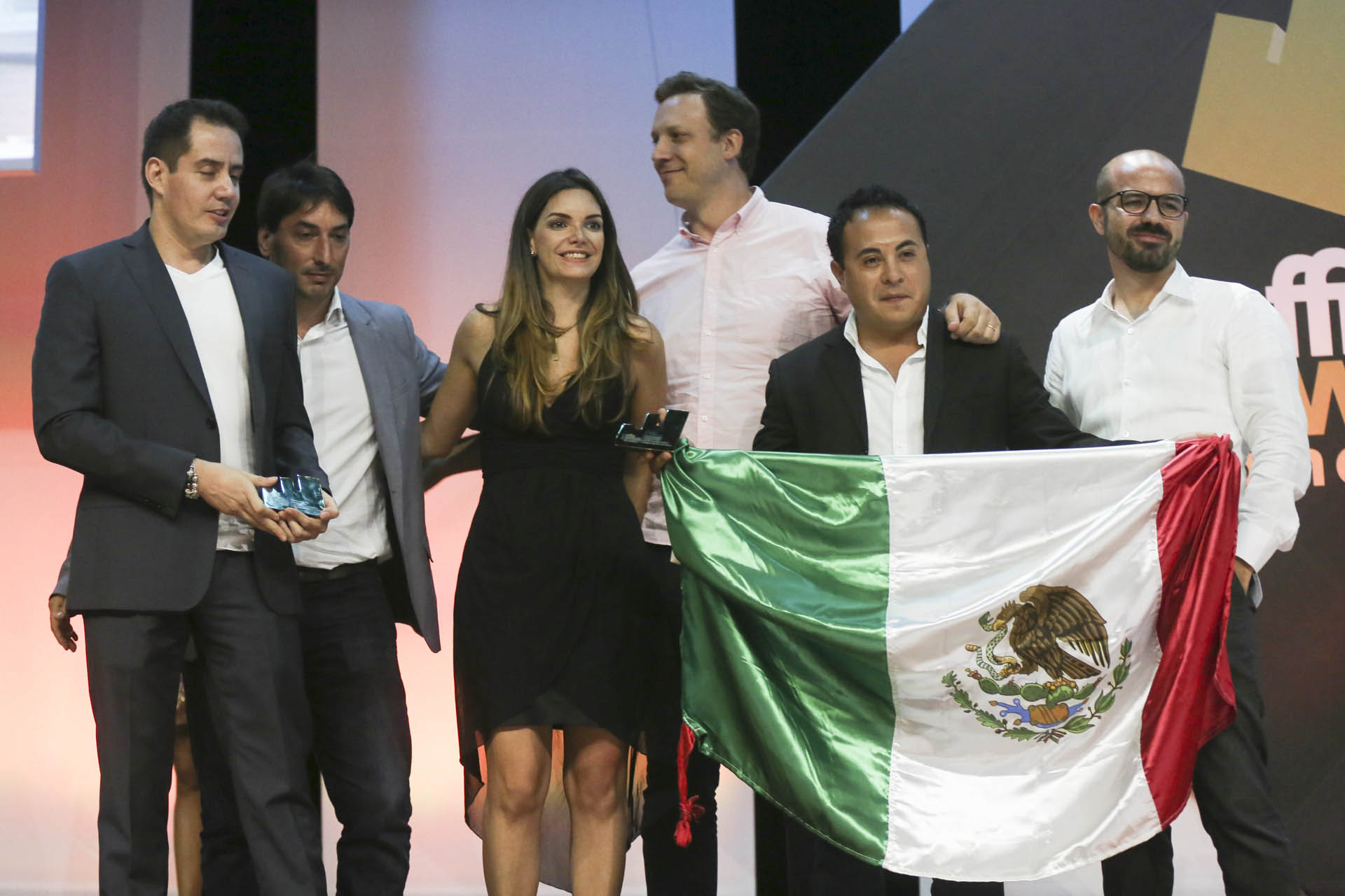 Effie de Oro en la categoría “Bebidas Alcohólicas”: Día de Muertos, de J. Walter Thompson México para Grupo Modelo – AB InBev, México. Entregado por Gonzalo Antelo, Director Comercial Infobae América y jurado de los Premios Effie Awards Latin América