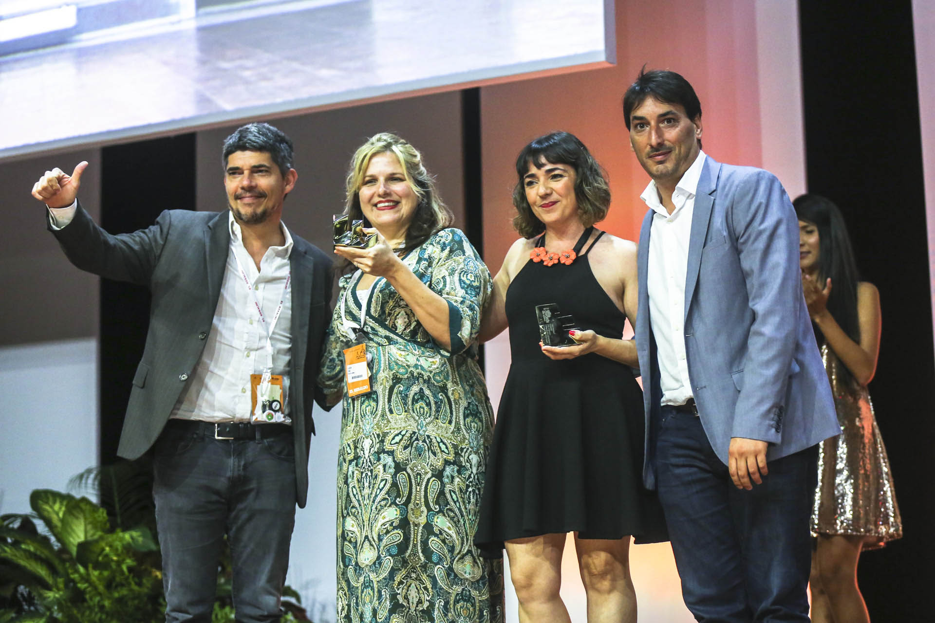 El equipo de Grey Argentina por su campaña Dish Therapy para P&G. Junto al equipo creativo de la agencia el Gerente Comercial de Infobae, Gonzalo Antelo