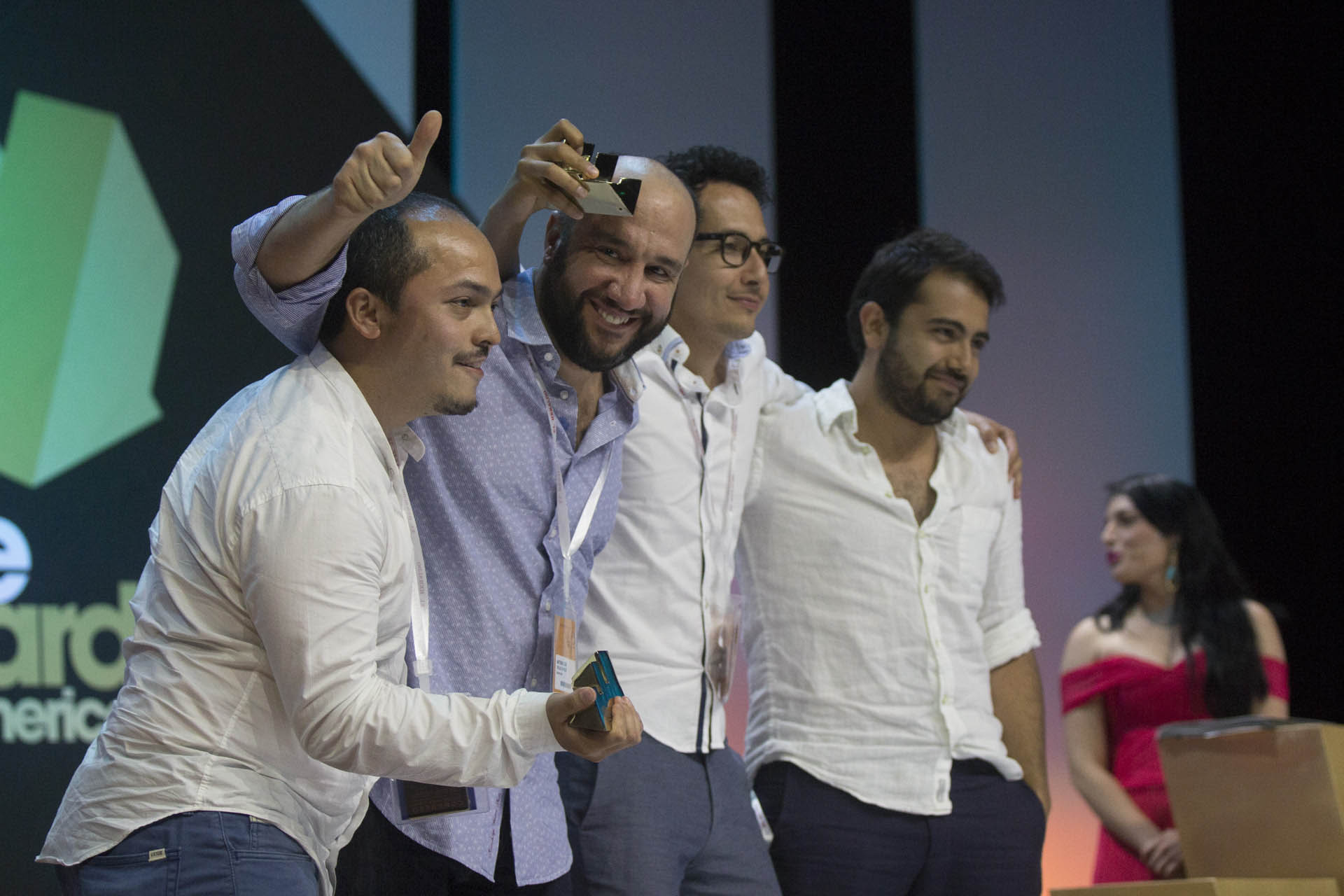 DAVID VERSUS GOLIAT. En la noche todo es posible, de Sancho BBDO/Sístole para Huawei Móviles, Colombia
