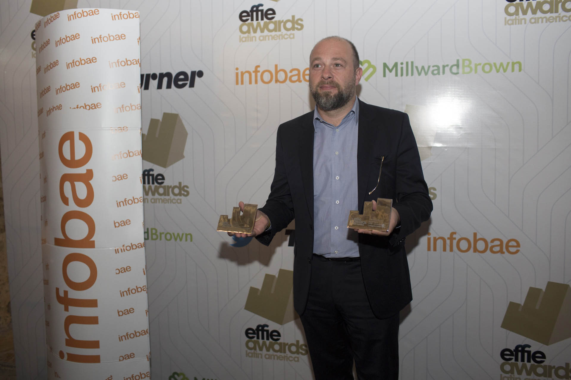 Elvio Tieppo muestra sus dos premios de plata en “Servicios” y “Nuevos productos”, de DPZ&T para Arcos Dourados, Brasil