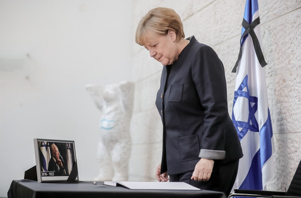 La canciller alemana intenta mantenerse previsible ante sus socios, pero se enfrenta a posibles cambios en el rol de su país en la defensa de Europa (AP)
