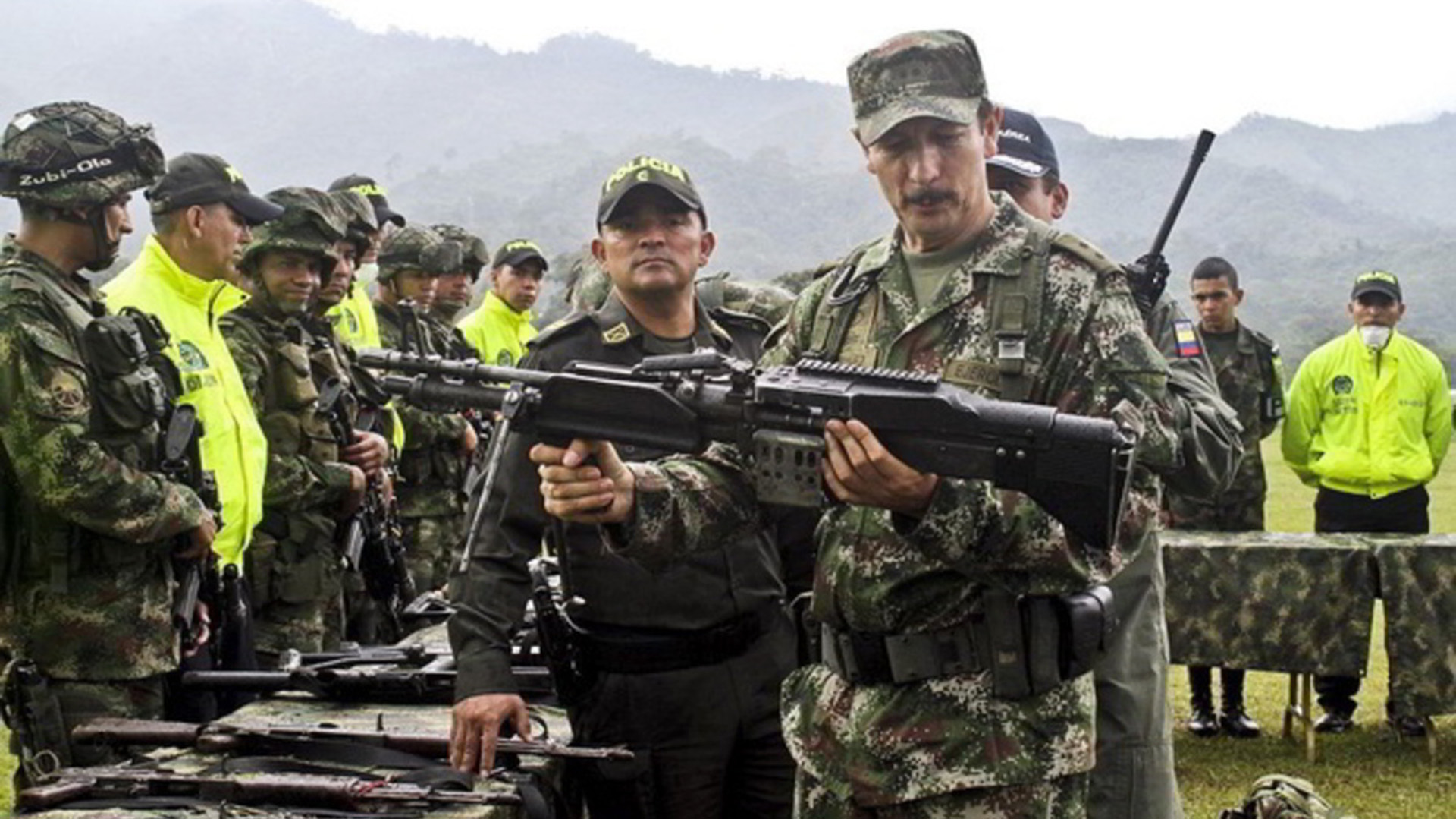 Miembros del ejército colombiano revisan arsenal. (EFE)