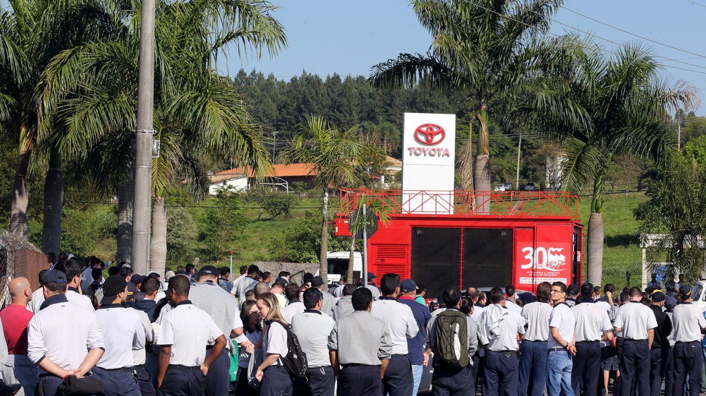 Muchas compañías despidieron miles de trabajadores en los últimos meses (Reuters)